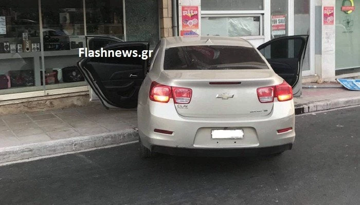 Κρήτη: Αυτοκίνητο «μπήκε» σε βιτρίνα μαγαζιού στα Χανιά-Εικόνα